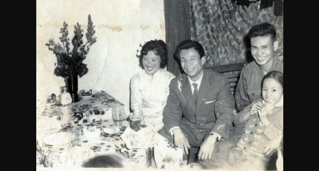 Nghệ sỹ Văn Hiệp quen bà Kim Dung khi bà còn làm trong Đoàn văn công Quân khu 5. Khi ấy, nghệ sỹ Văn Hiệp đã nhận bà làm em nuôi và rất quan tâm, chăm sóc cho bà.